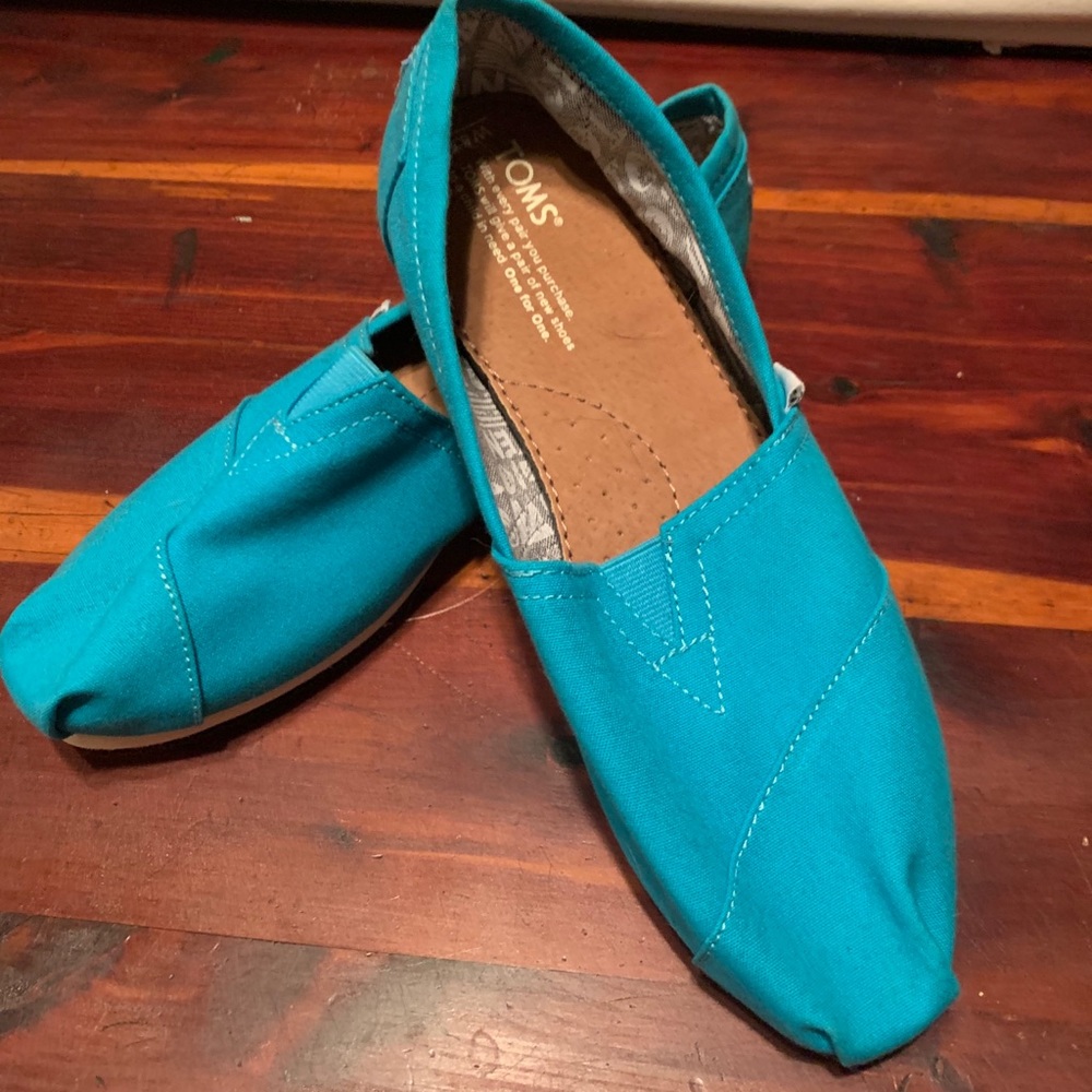 Never worn teal Tom’s size 8.5
